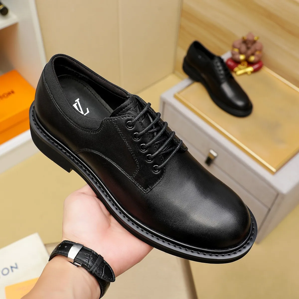 Men's shoes 💰 660 💰 Louis Vuitton LV ® 🆕 model 🔛Full shoe counter, first layer cowhide, 🐂leather lining casual shoes for men, super soft outsole, essential for driving. Counter synchronization, original first layer cowhide, completely 1:1 mold customization🌹top version, color optional! Number: 39-44 (customized at 38.45)